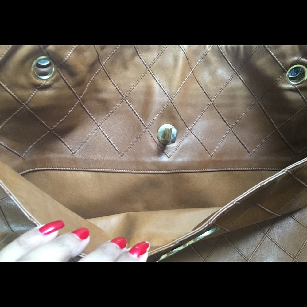 CHANEL.💯% authentic vintage leather bag-massive! - Picture 3 of 8